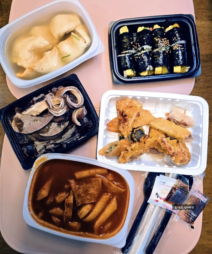 떡볶이 순대 튀김 김밥 어묵으로 차린 현선이 콤보세트 한 상