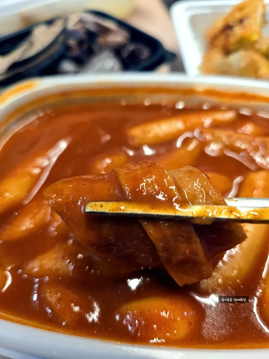 진한 국물이 배어든 떡볶이 클로즈업