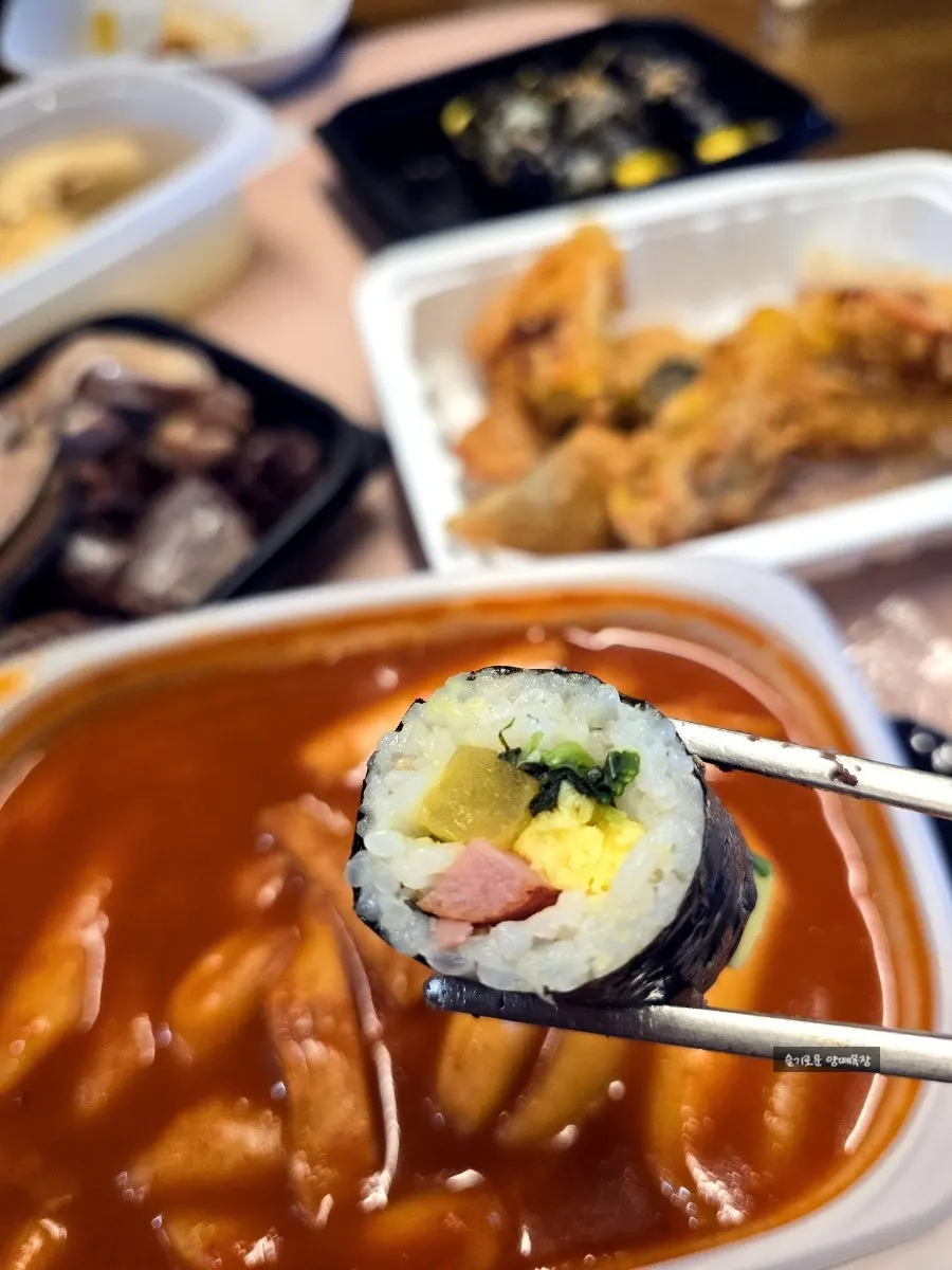 한입 크기로 말린 꼬마김밥 접시