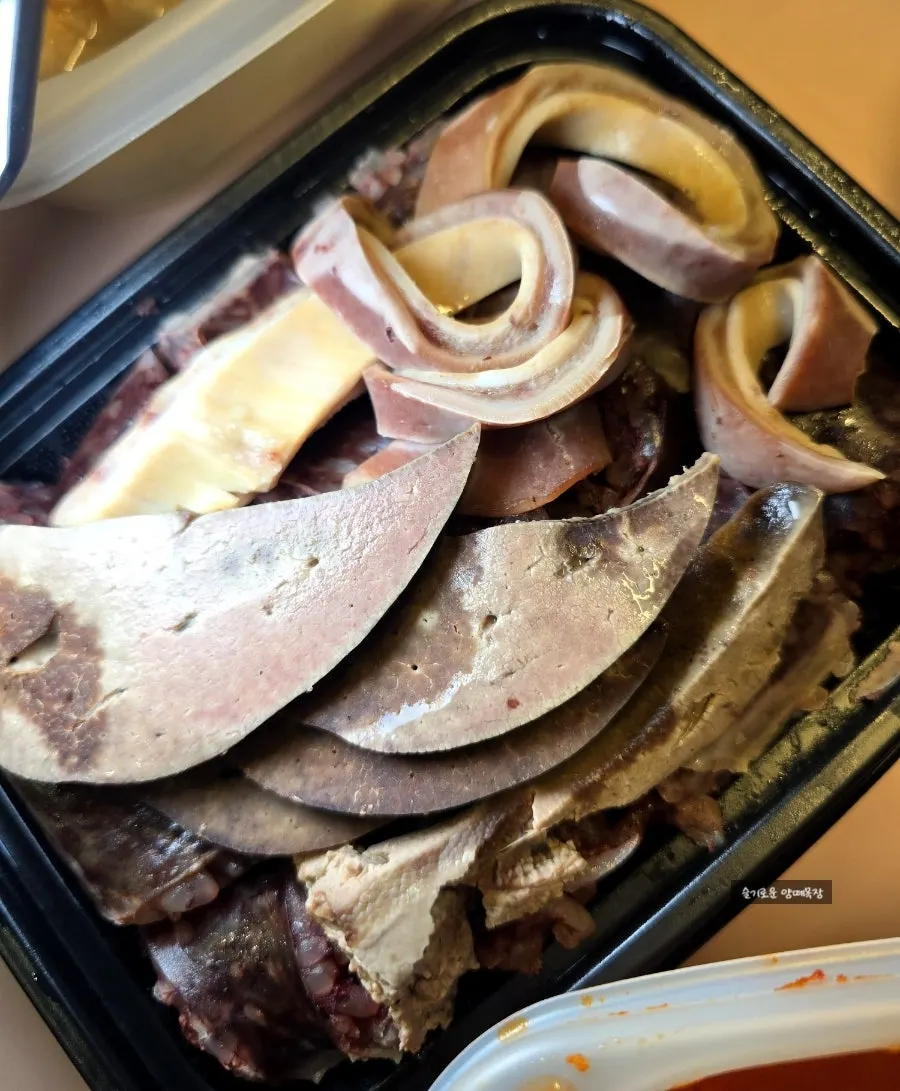 찹쌀순대와 간, 내장이 담긴 순대 구성
