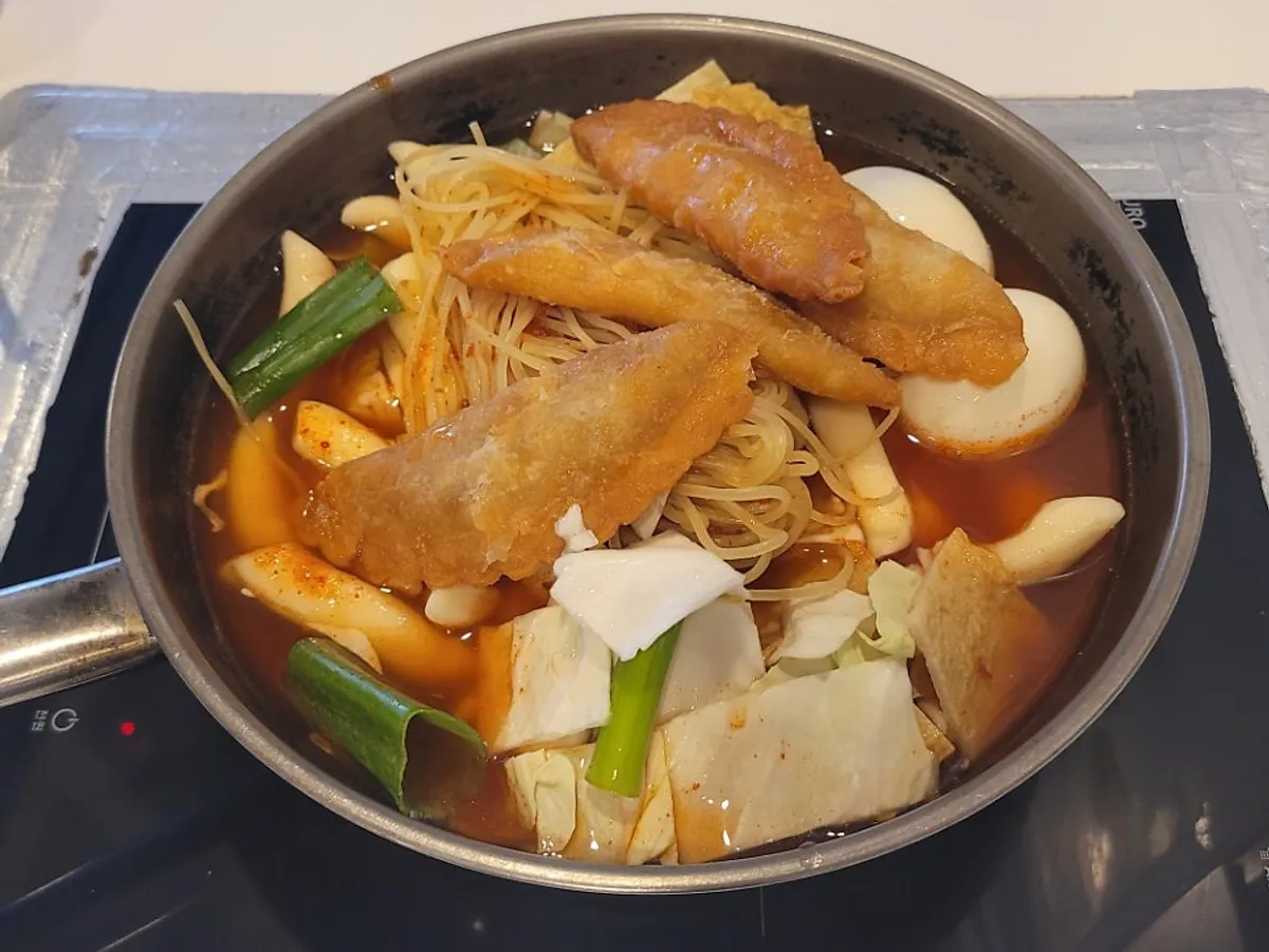 Fried mandu piled on top of jjolmyeon in the tteokbokki pot