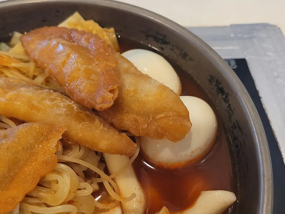 Edge of the pot with rice cake, egg, and cabbage