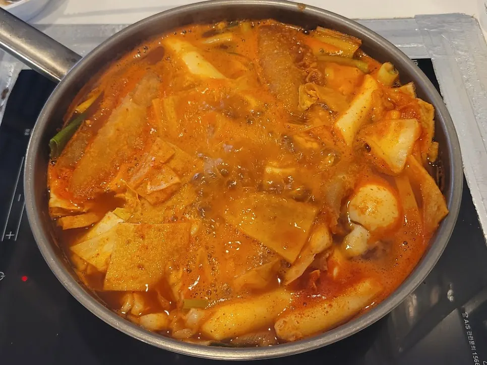 Tteokbokki broth starting to boil