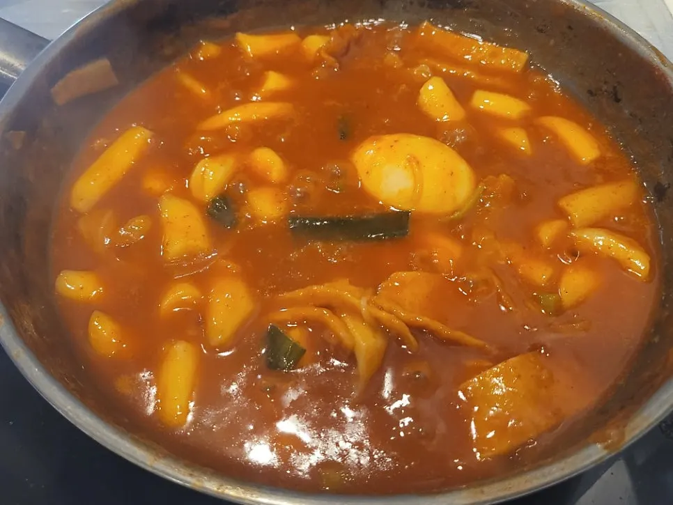 Tteokbokki pot in its final, darker-colored stage