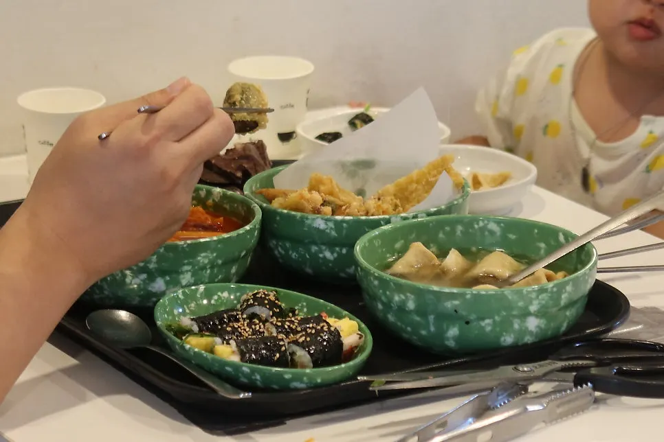 Set with tteokbokki, fried snacks, sundae, gimbap, and fish cake