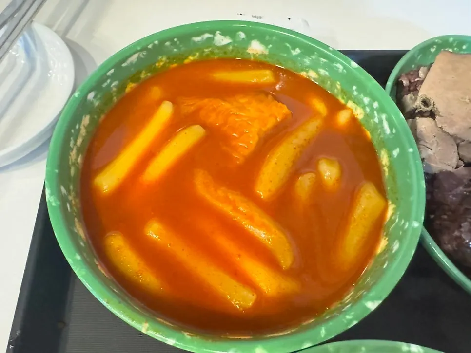 테이블 가득 차린 분식 한 상