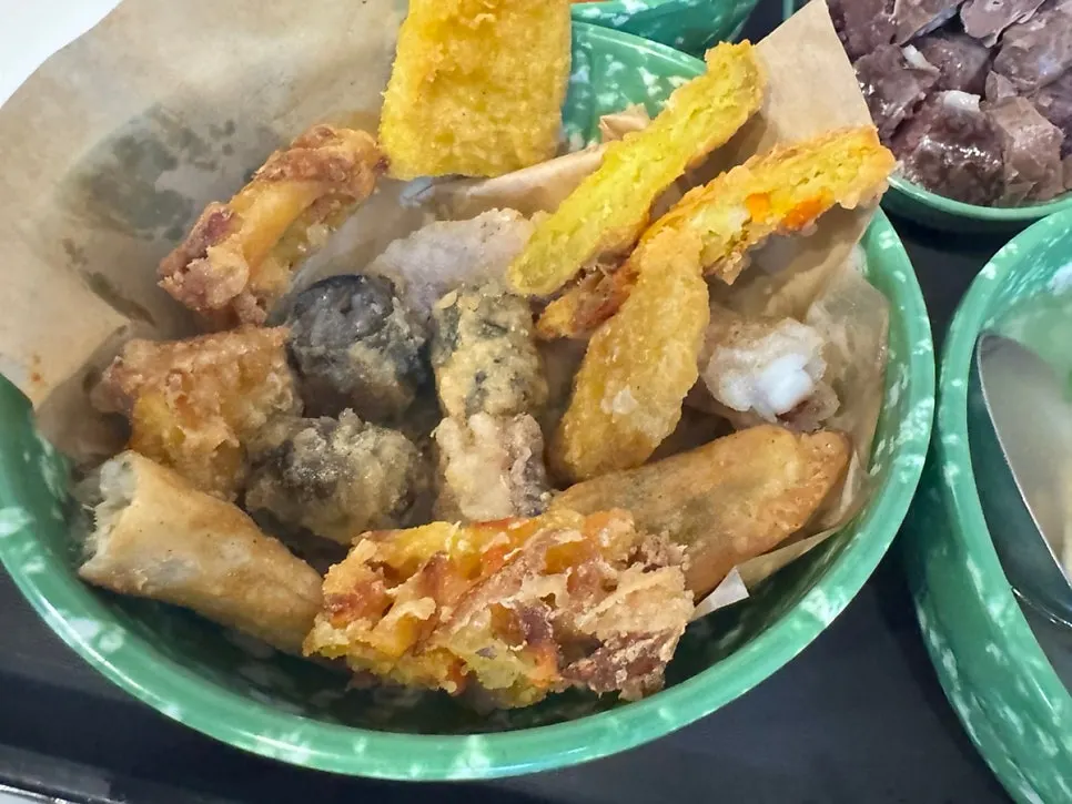 튀김을 찍어 먹는 떡볶이 국물