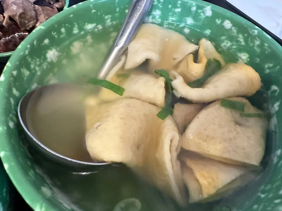모듬튀김과 떡볶이 국물