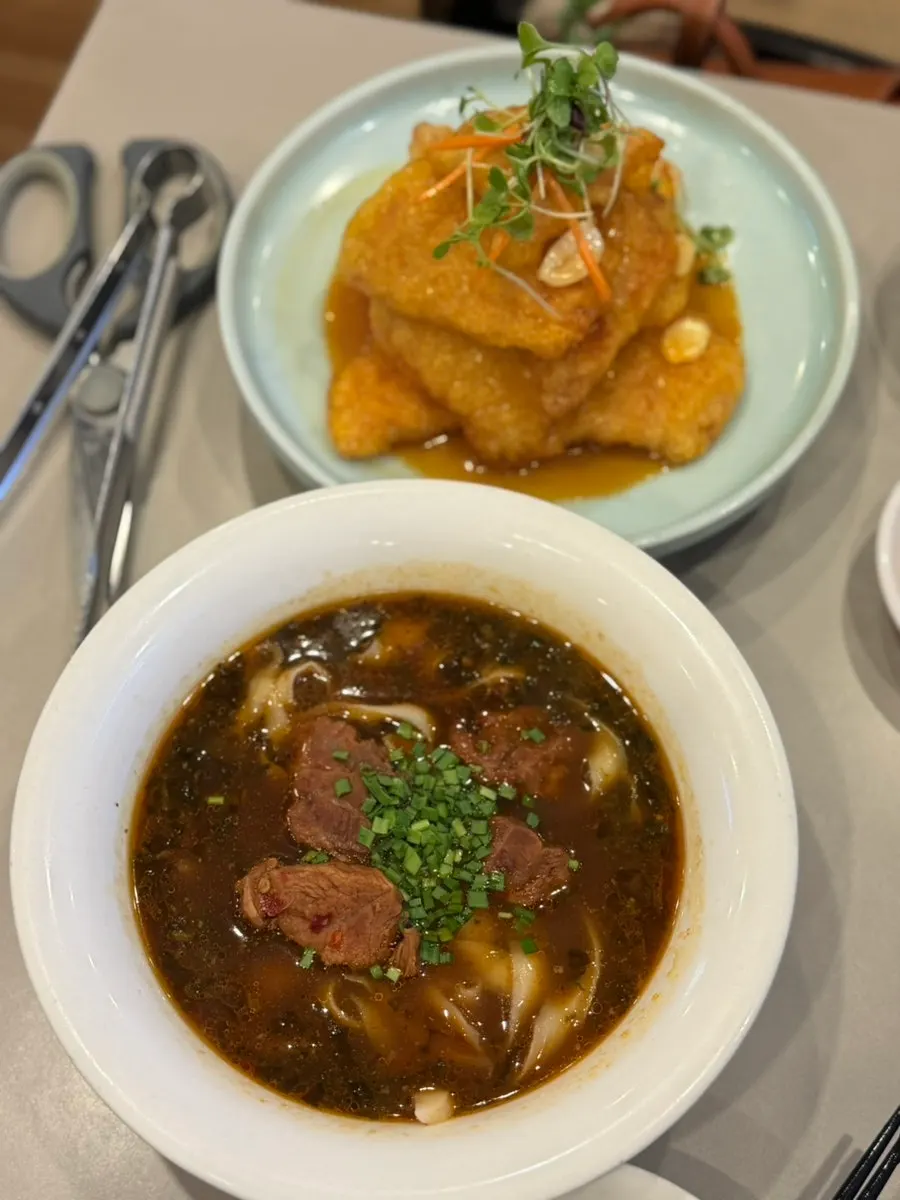 Quabaorou piled up mountain-high on the plate