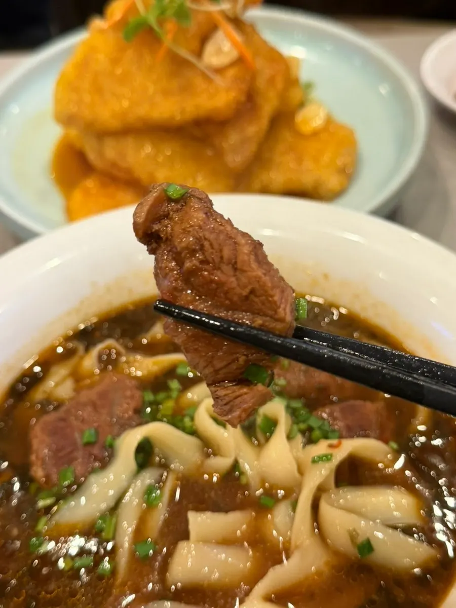 Dosakmyeon noodles lifted with chopsticks