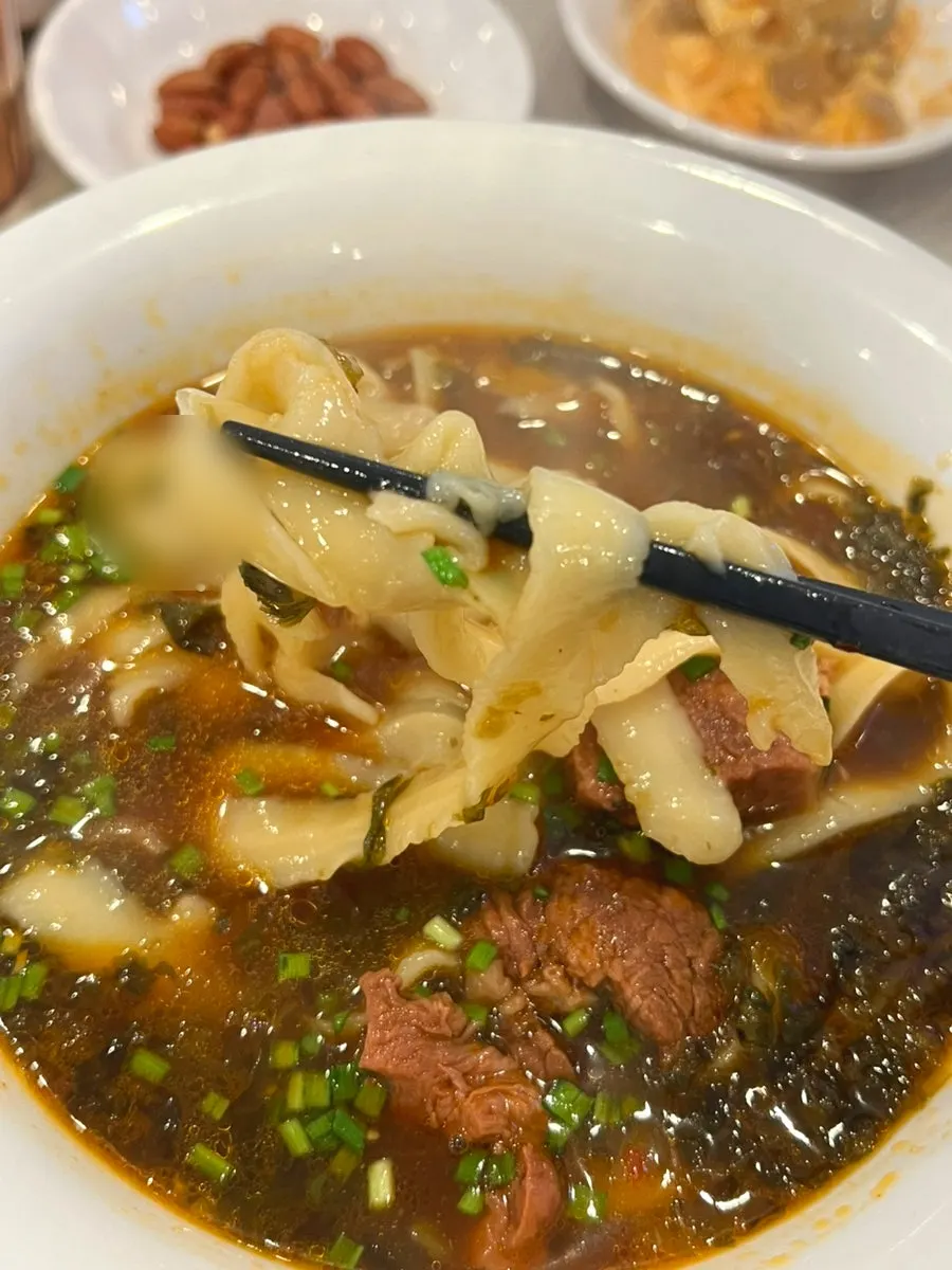 고기 토핑이 올라간 우육도삭면 한 그릇