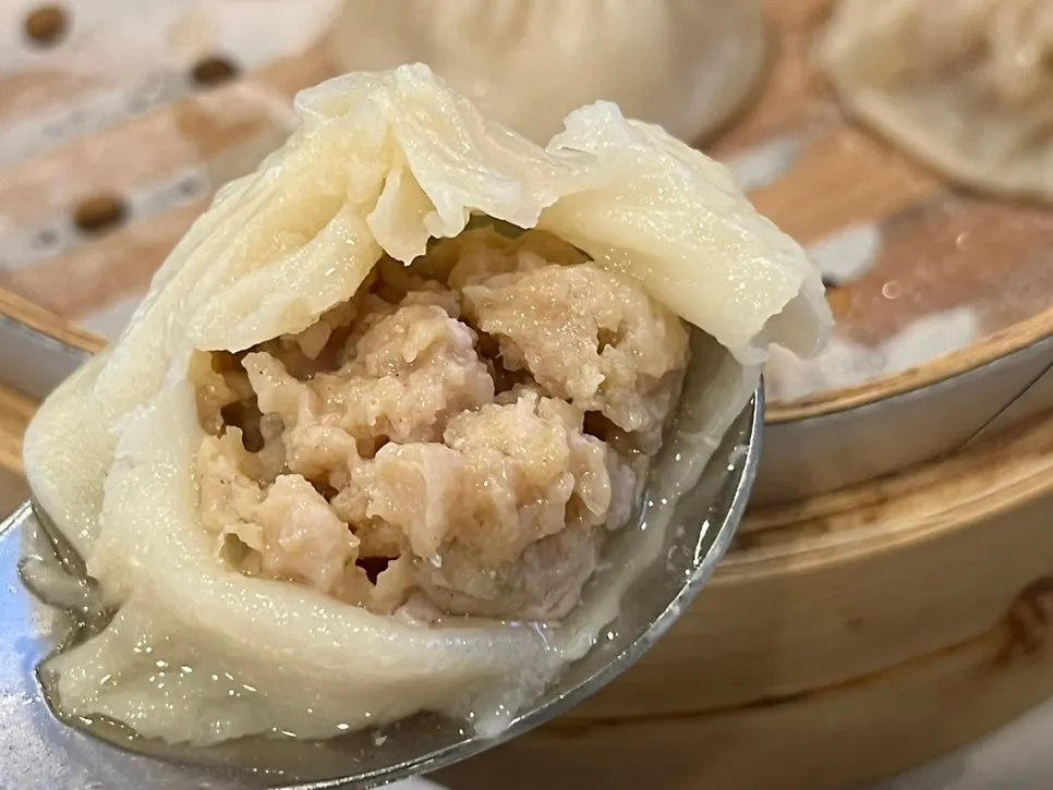 김이 오르는 쇼룽포오 찜통