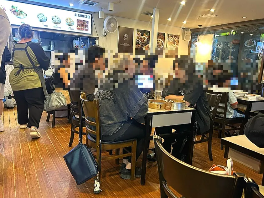 청화 우육도삭면 1층 매장 내부