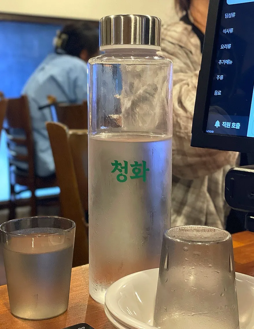 주문한 메뉴가 놓인 테이블
