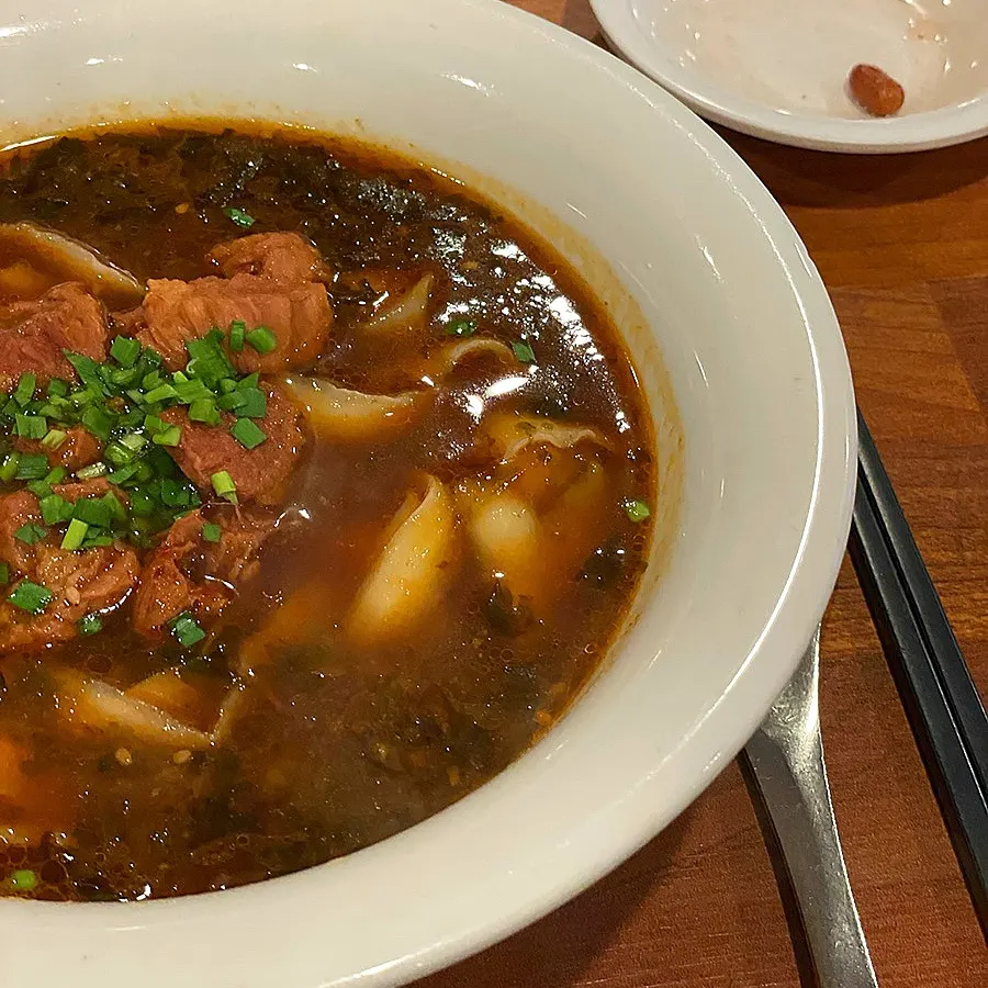청화 우육도삭면 한 그릇