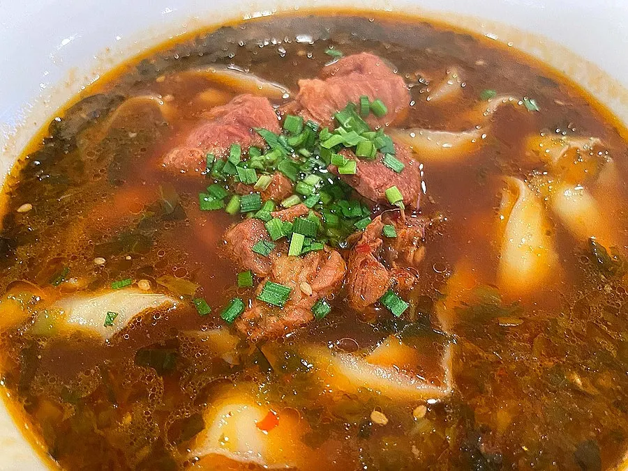 소고기 고명이 올라간 우육도삭면