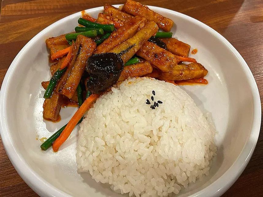진한 국물의 우육도삭면 클로즈업