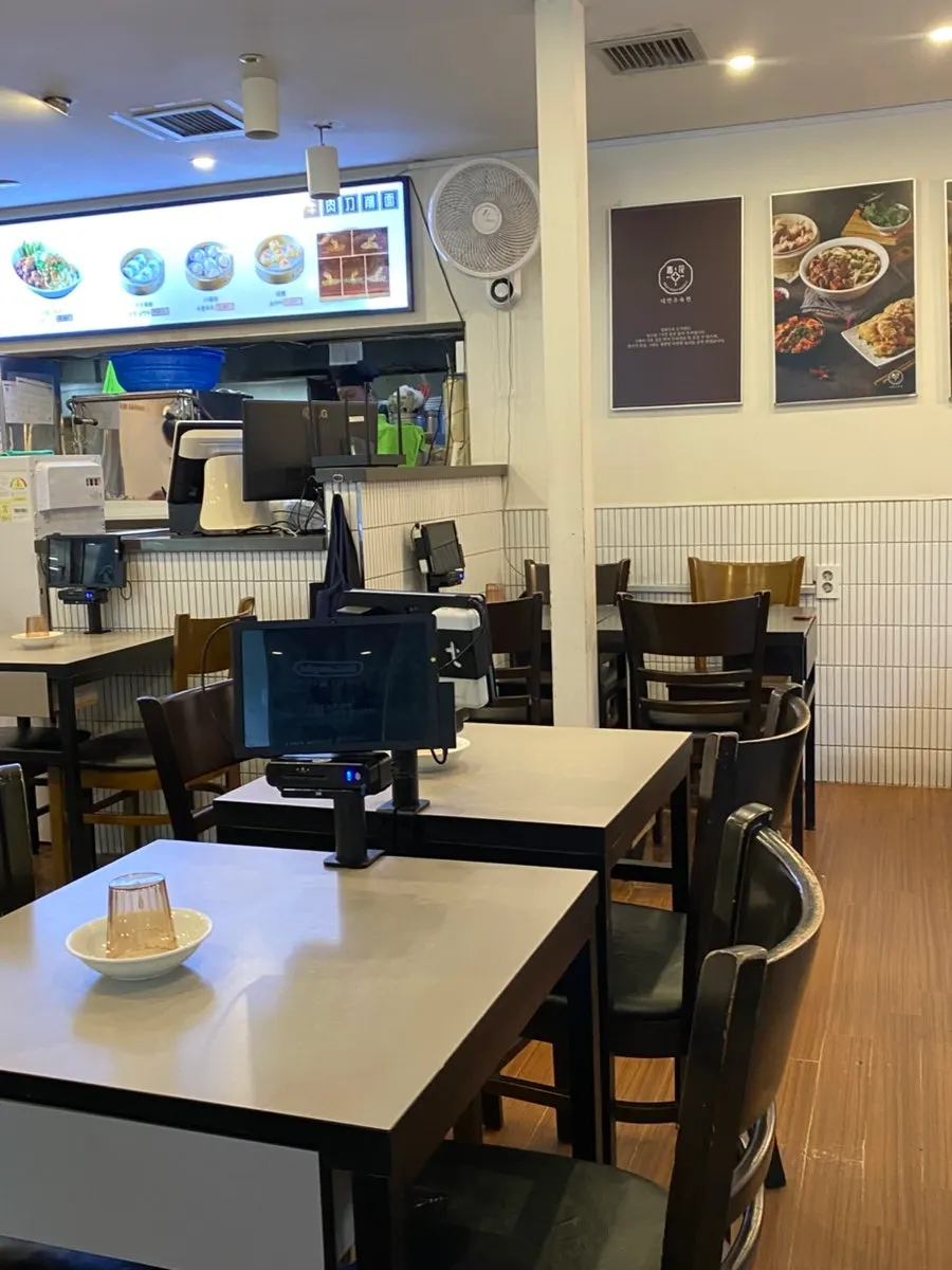 The interior of Cheonghwa Uyuk Dosakmyeon, with a classic Chinese restaurant feel