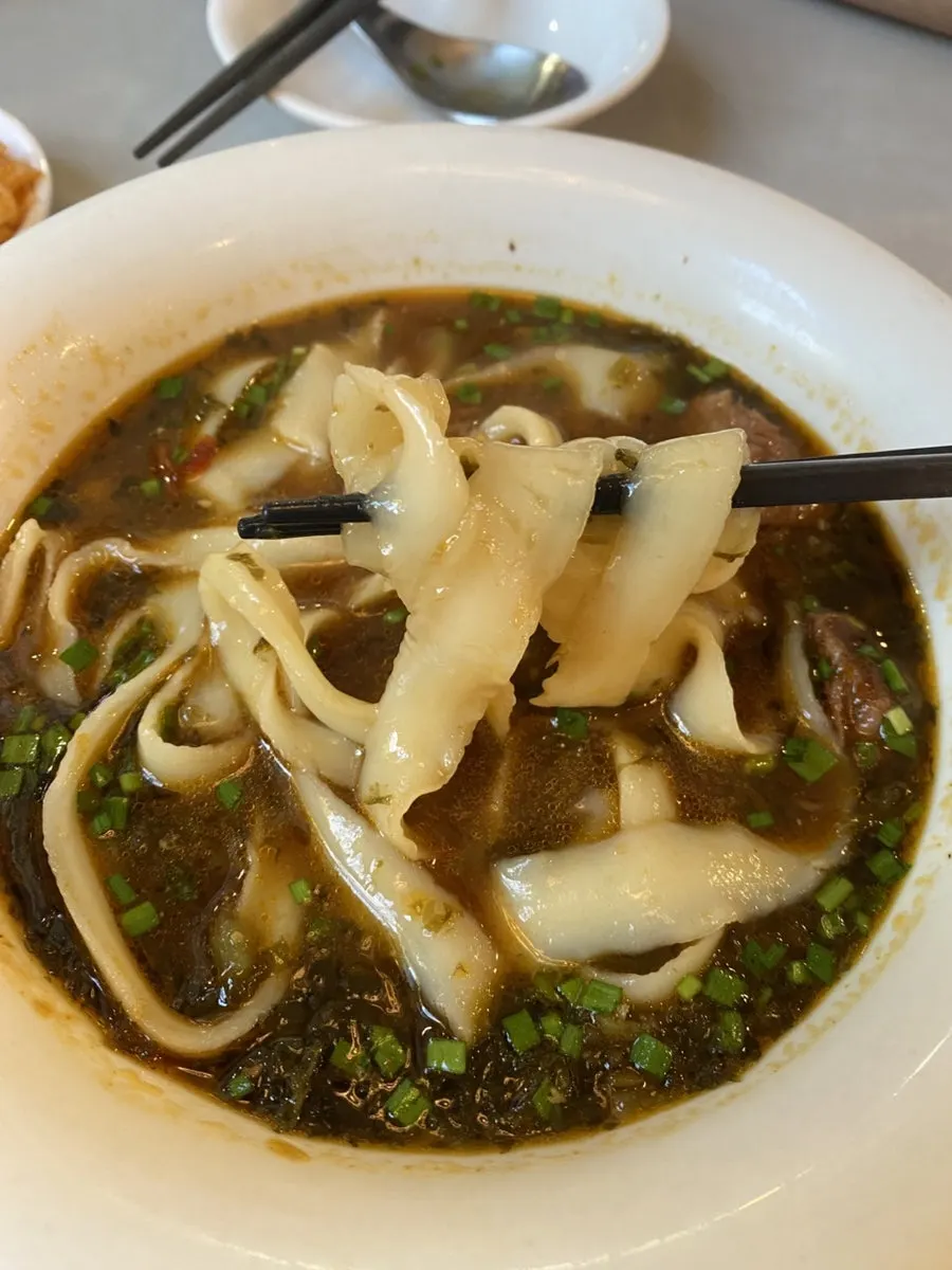 Chewy knife-cut noodles with beef pieces