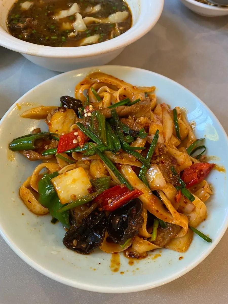 Stir-fried beef noodles tossed in mala sauce