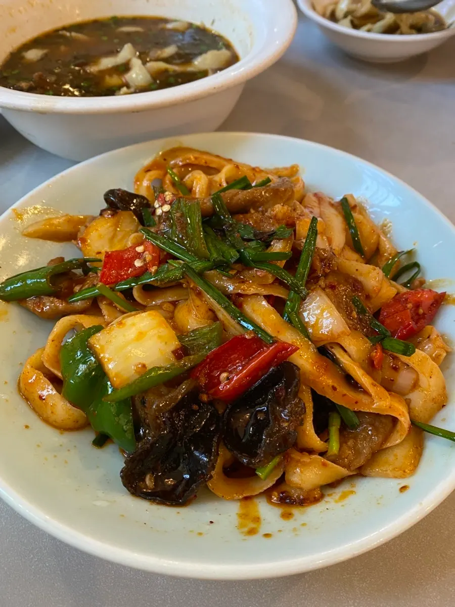 Sauce-coated stir-fried noodles with crunchy vegetables