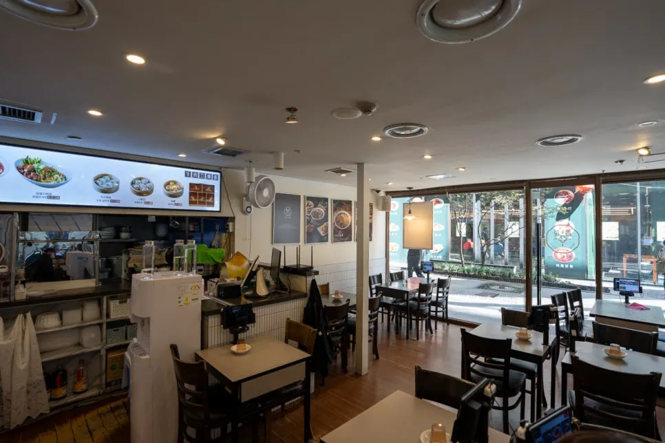 Quiet interior of Cheonghwa Uyuk Dosakmyeon after the lunch rush