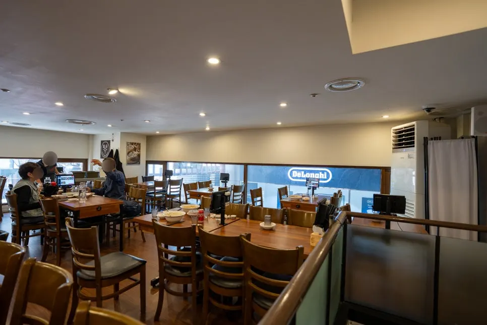 First-floor seating area at Cheonghwa Uyuk Dosakmyeon