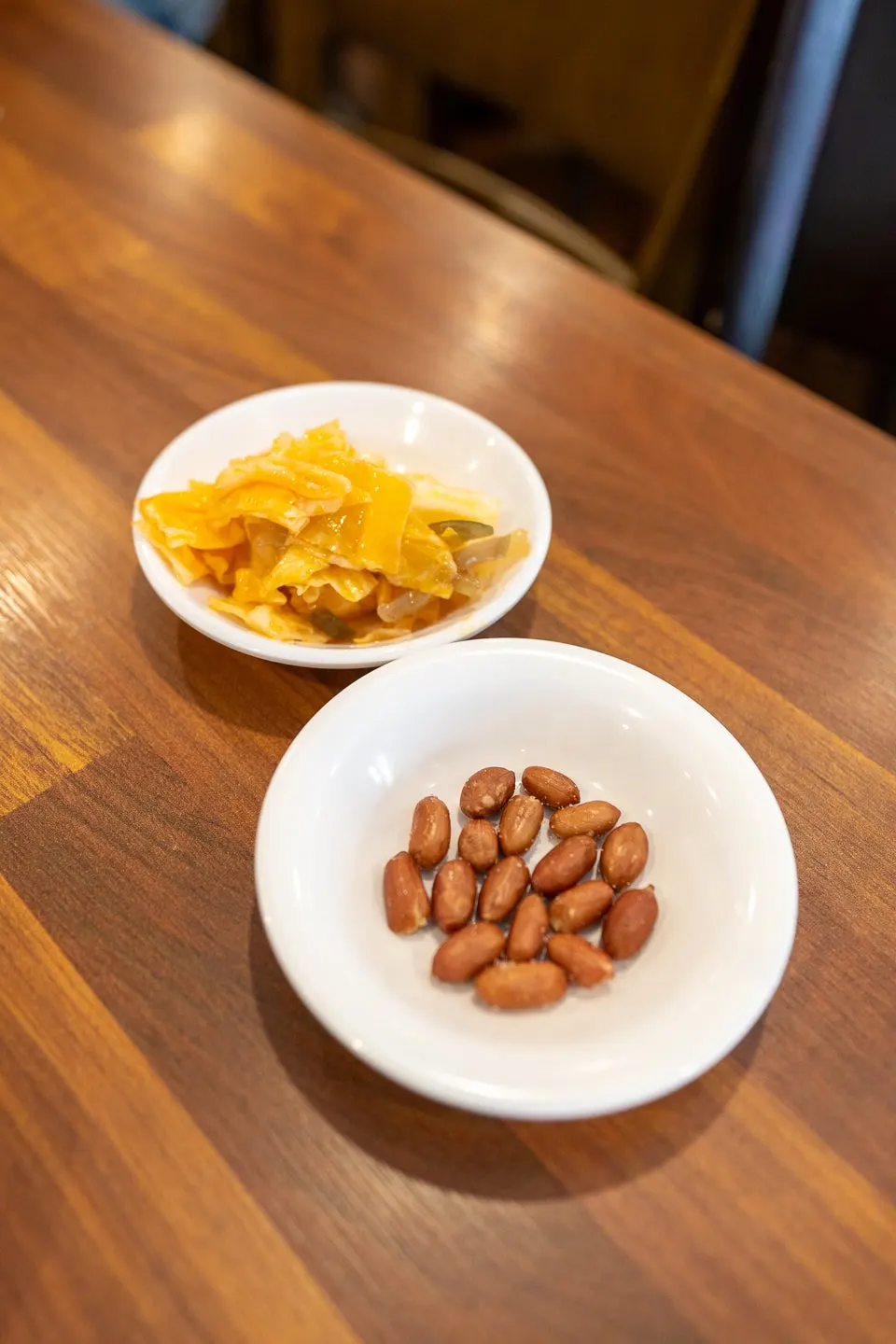 Basic side dishes of pickled cabbage and peanuts