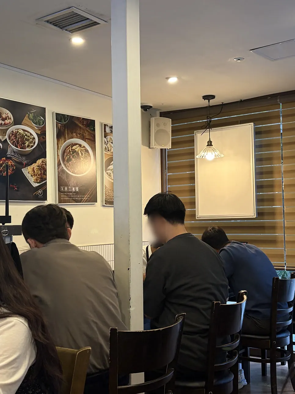 따뜻한 조명의 중식당 인테리어