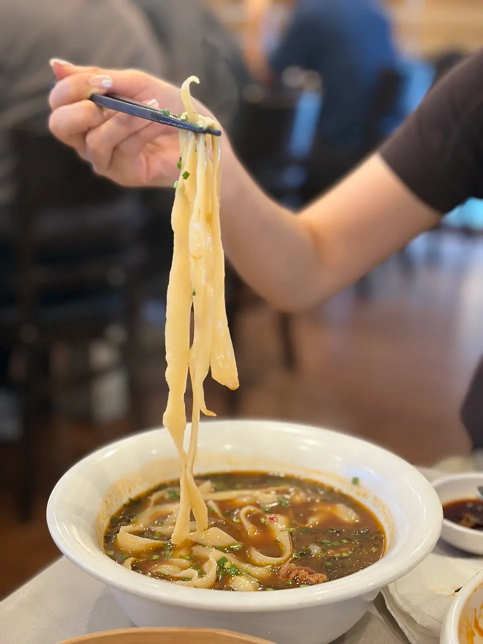 김이 오르는 우육도삭면