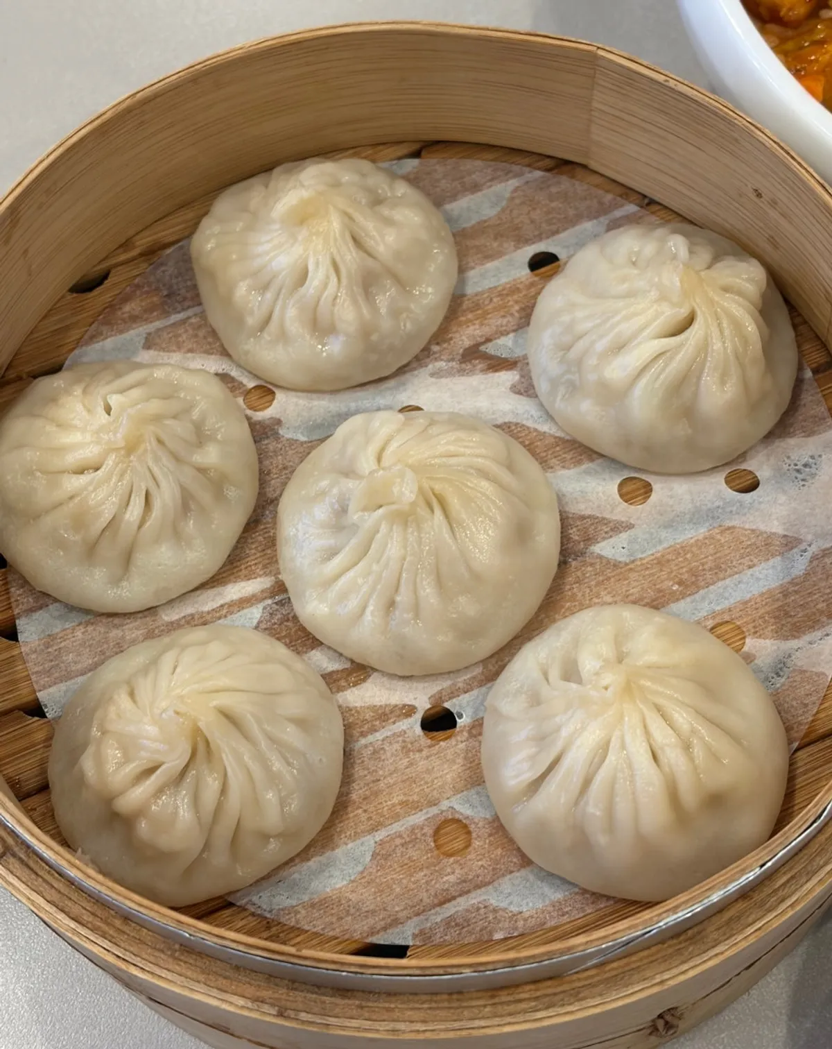 칼로 깎아낸 도삭면 면발을 들어 올린 모습