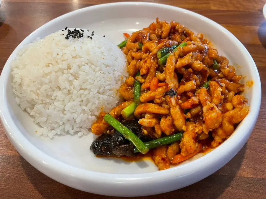 Basic side dishes of peanuts and tangy seasoned cabbage