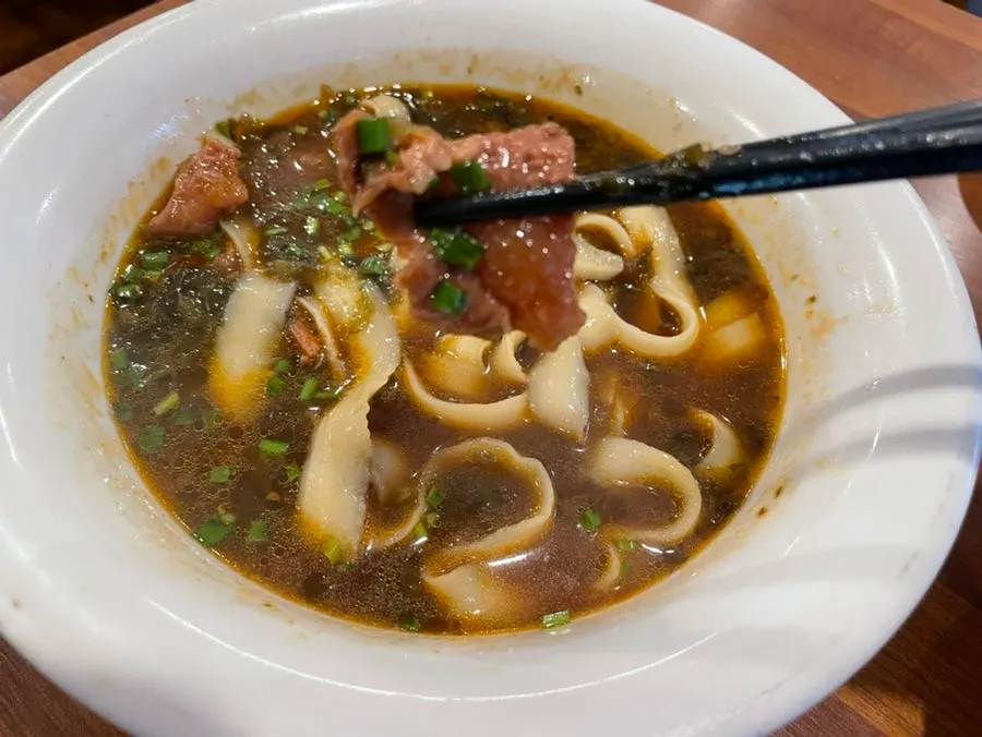 Lifting up the wide, thick dosakmyeon noodles
