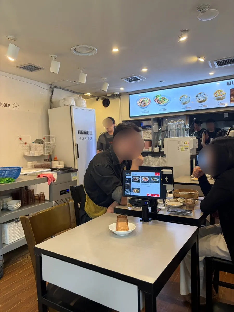 청화 우육도삭면 매장 앞 통로