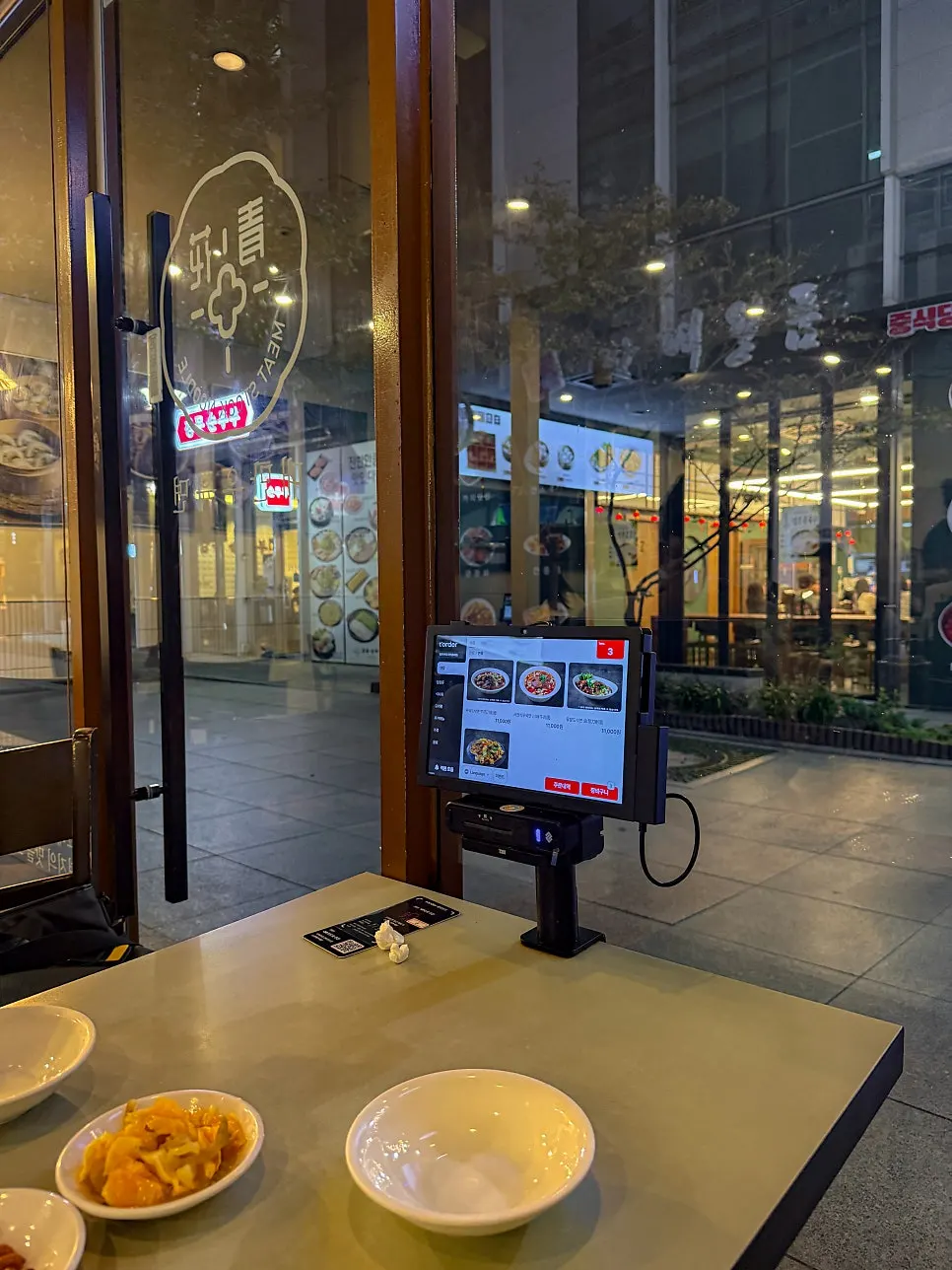 1st-floor seating and window table at Cheonghwa Uyuk Dosakmyeon