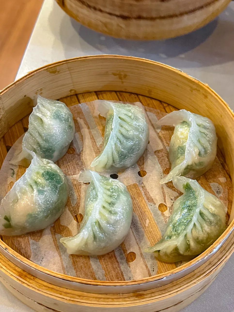 Six pieces of crystal dumplings filled with chives and shrimp