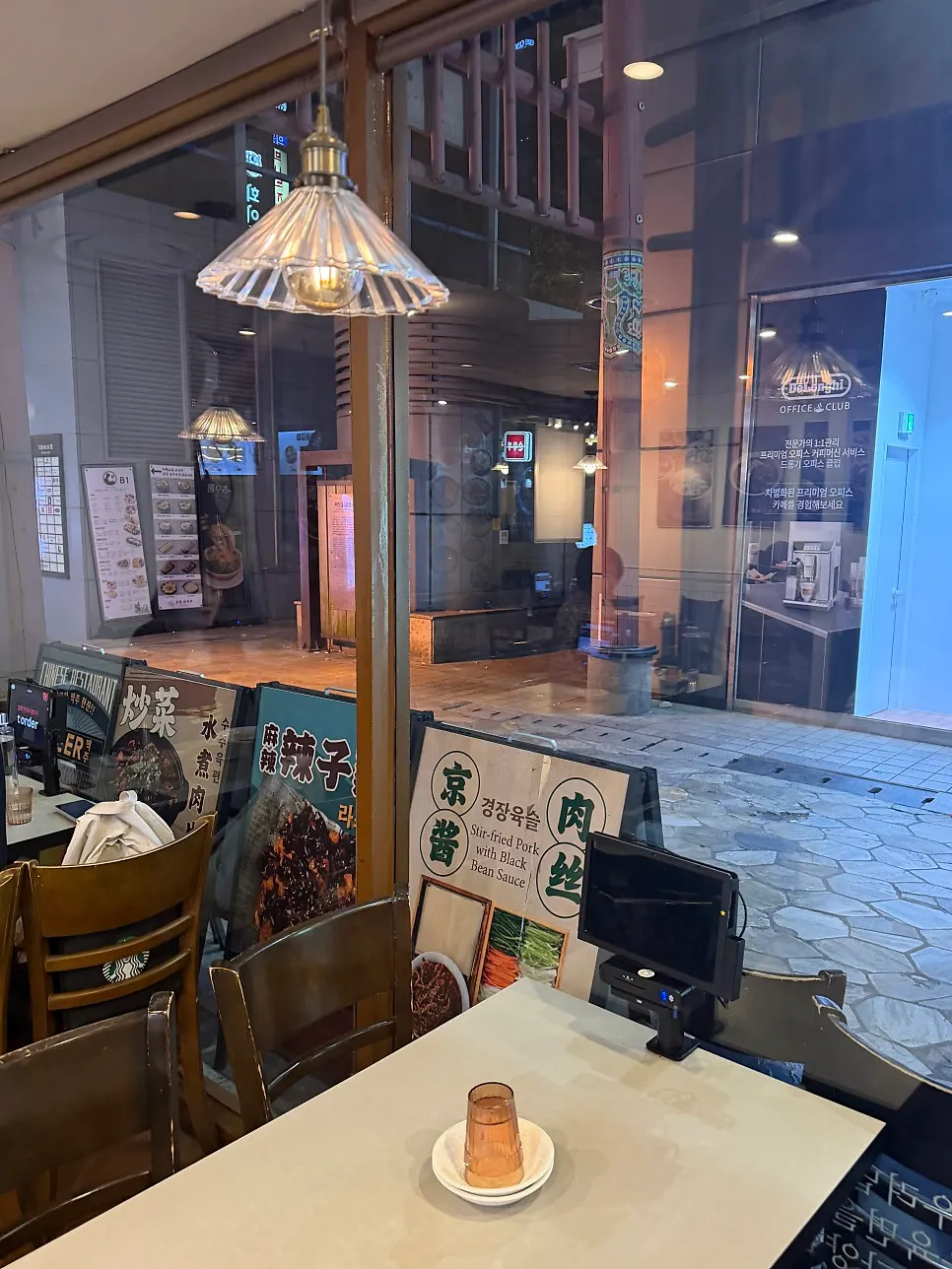 Neatly arranged dining hall at Cheonghwa Uyuk Dosakmyeon