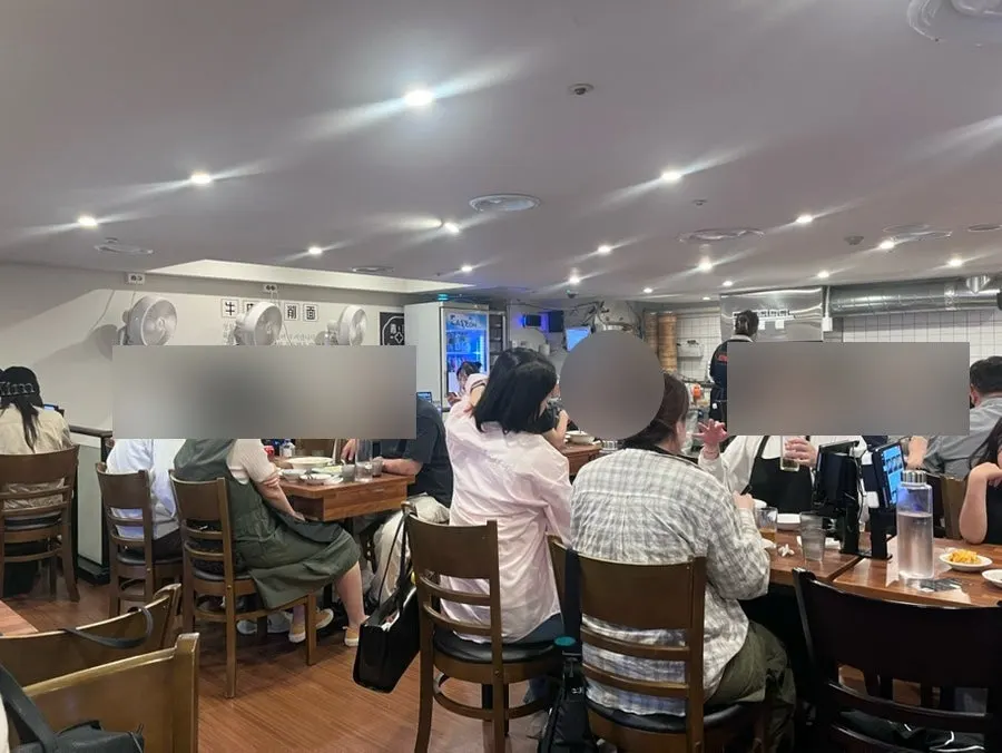 Seating arrangement and interior atmosphere at Cheonghwa Uyuk Dosakmyeon