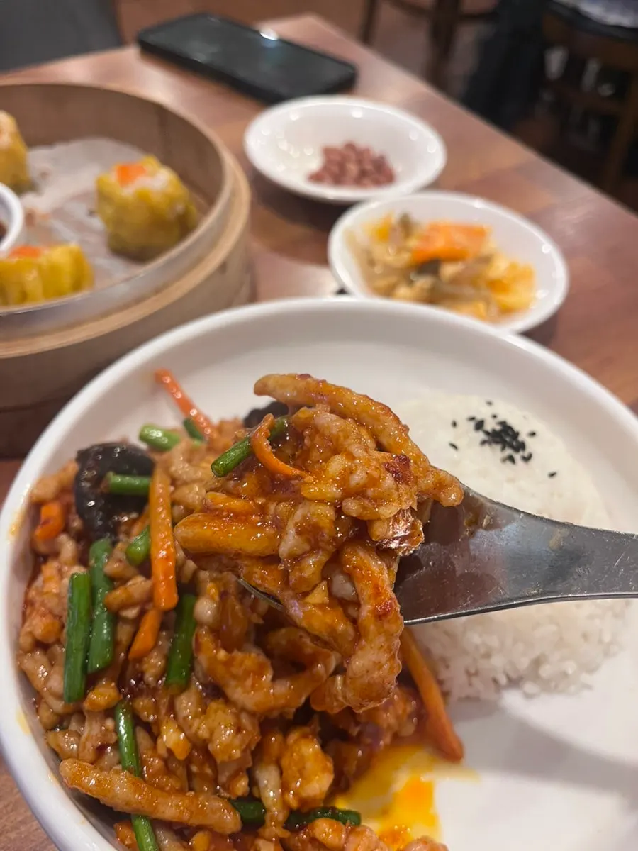 Yuxiang pork rice bowl served together with uyuk dosakmyeon