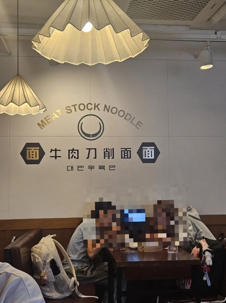 청화원 대학로점 2층으로 오르는 계단과 내부