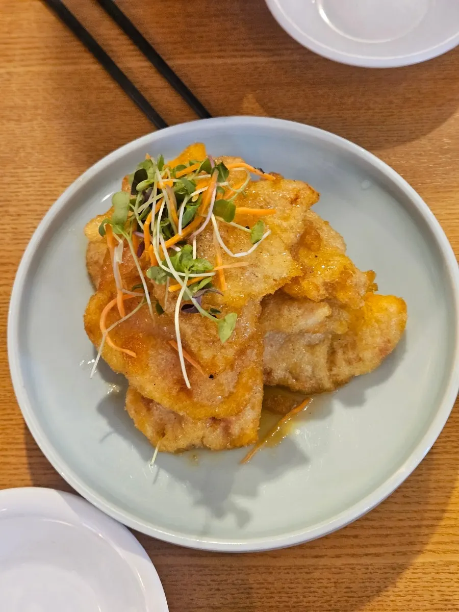 청화원 2층 창가석에서 내려다본 대학로 거리