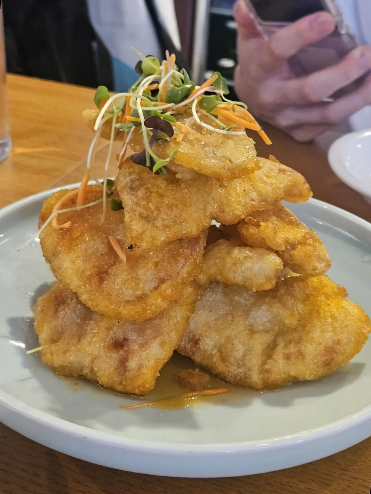 청화원 대학로점 2층 창가 자리 테이블 세팅