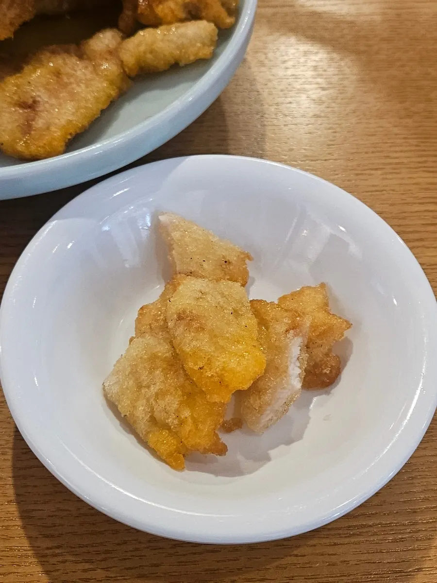 소스가 윤기 있게 코팅된 청화원 꿔바로우 한 접시