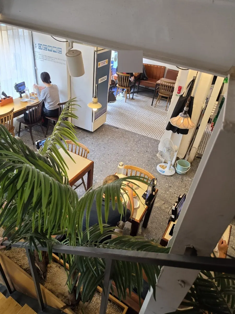 Interior of the first floor at Cheonghwawon Daehangno Branch