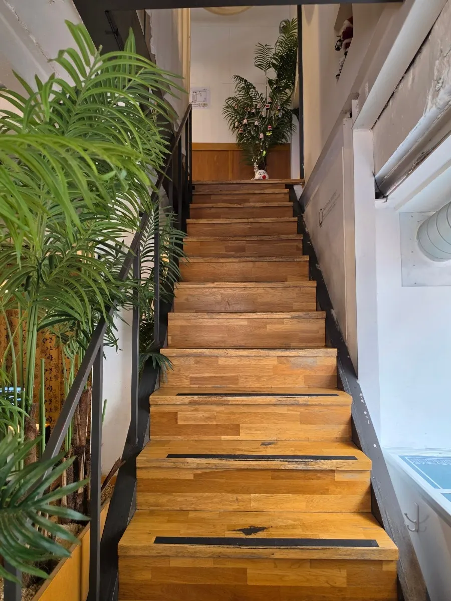 First floor seating at Cheonghwawon Daehangno Branch