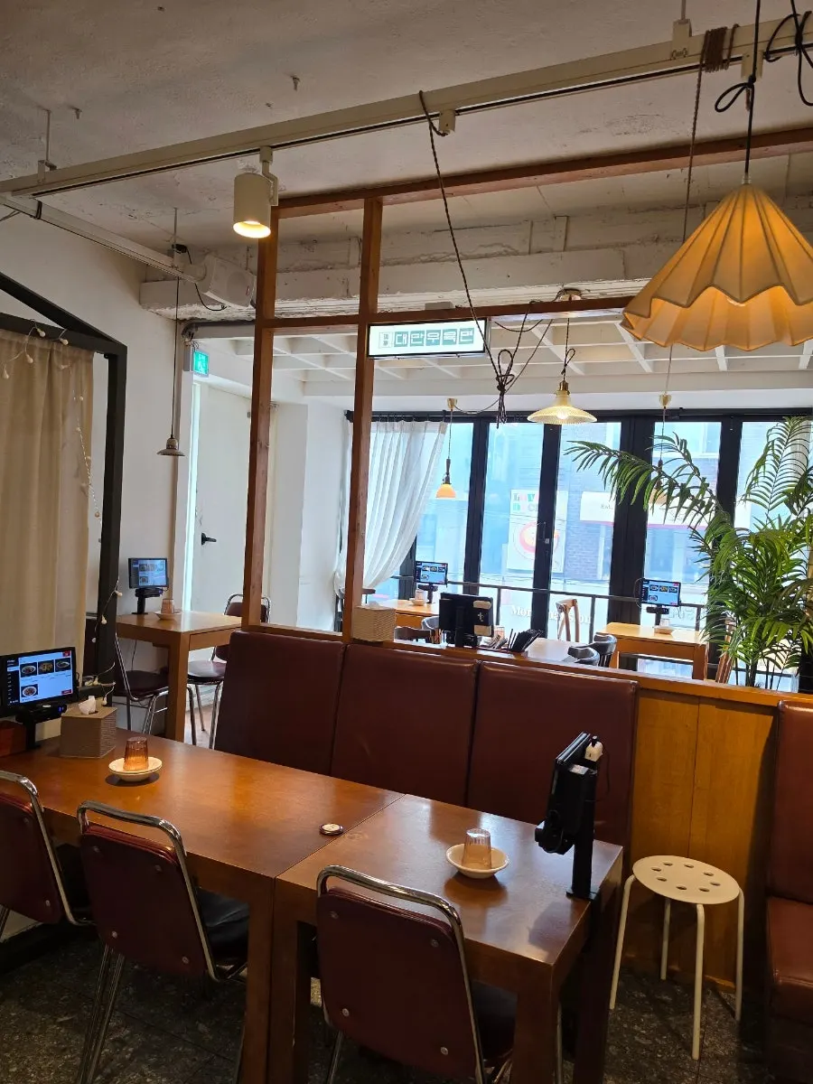 Spacious second-floor hall at Cheonghwawon Daehangno Branch