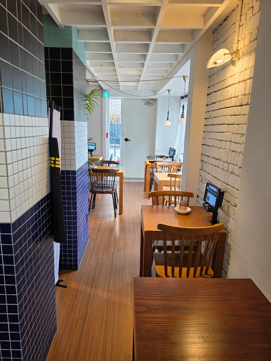 Table seating on the second floor of Cheonghwawon Daehangno Branch
