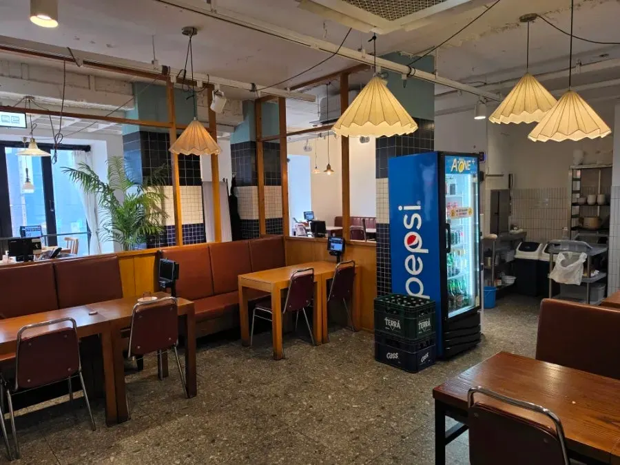 The quiet second floor of Cheonghwawon around 2pm