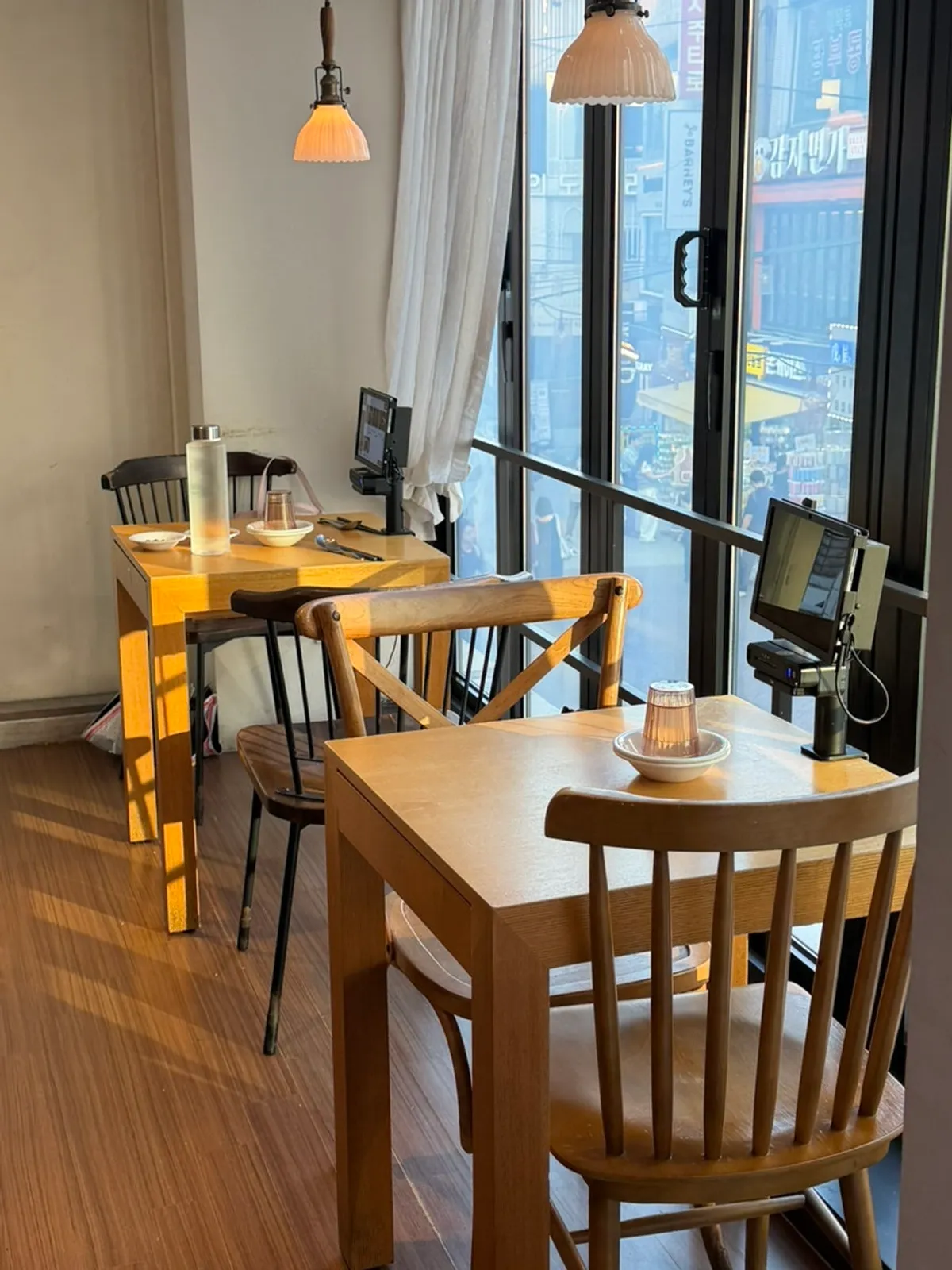 청화원 대학로점 2층 창가 자리