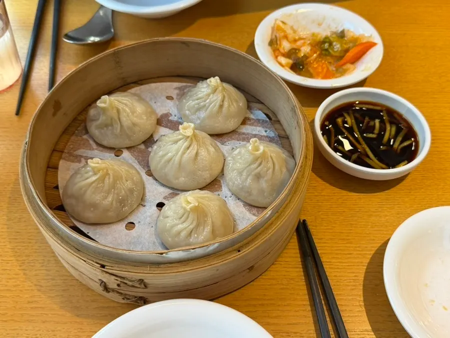 테이블에 놓인 태블릿 주문 화면